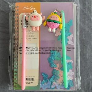 TwoHorizontal weekly& monthly planning with two pens.